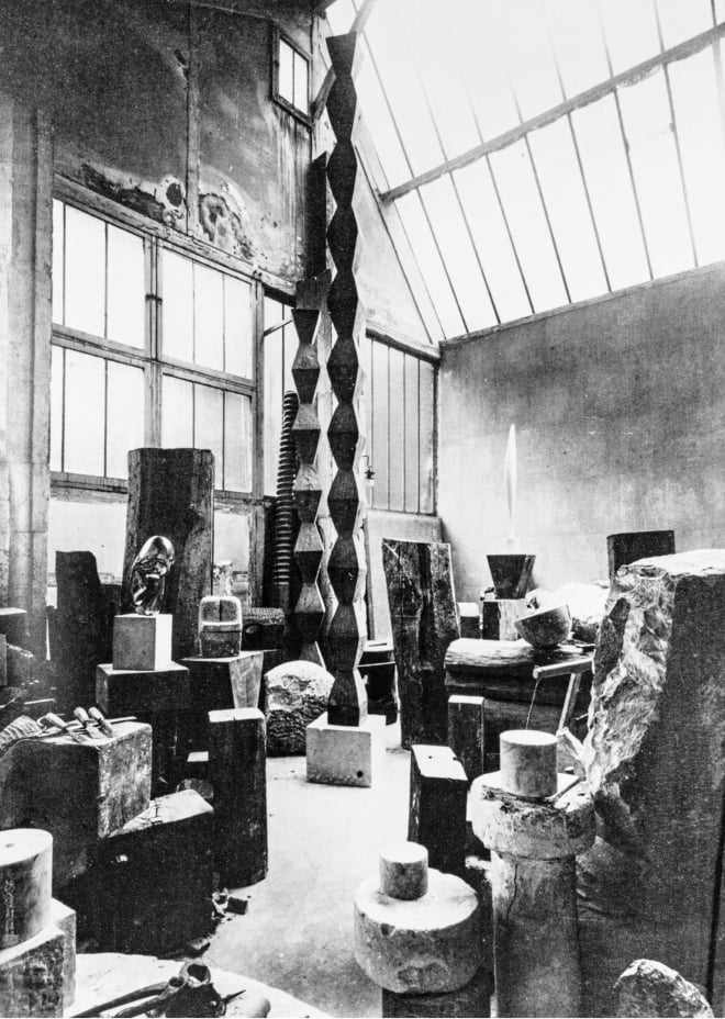 コンスタンティン・ブランクーシ《アトリエの眺め、「無限柱」、「ポガニー嬢Ⅱ」》1925年 ゼラチンシルバープリントの写真