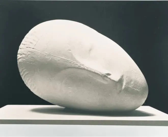 コンスタンティン・ブランクーシ《眠れるミューズ》1910-11年頃、石膏、大阪中之島美術館（5月12日まで展示）の写真