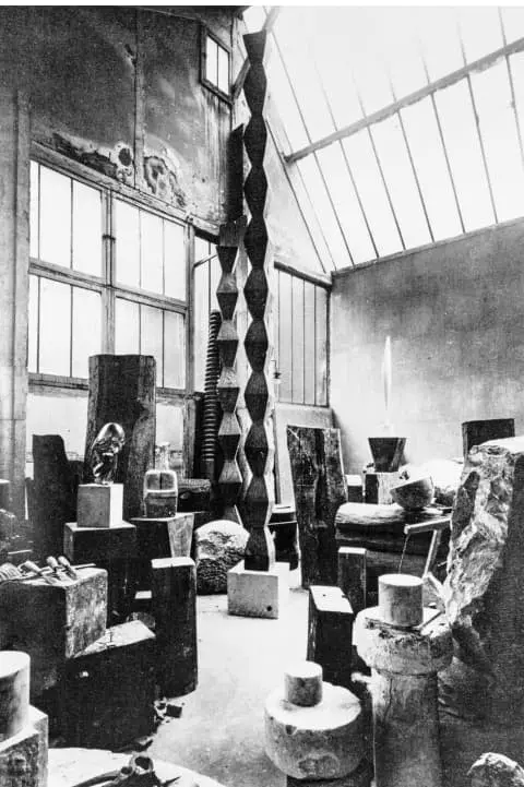 コンスタンティン・ブランクーシ《アトリエの眺め、「無限柱」、「ポガニー嬢Ⅱ」》1925年、ゼラチンシルバープリント、東京都写真美術館の写真