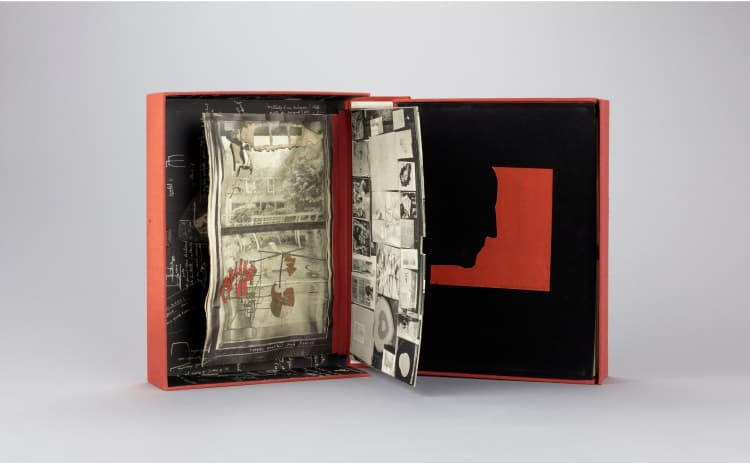 Marcel DUCHAMP, Water and Gas on All Floors, Box for Robert Lebel's Sur Marcel Ducahmp, 1959, Linen-covered cardboard box with collotype-printed and stencil-colored plaque, Artizon Museum, Ishibashi Foundation