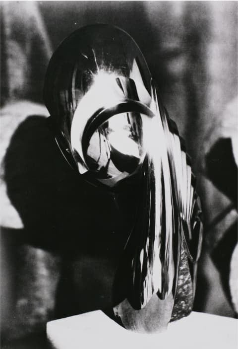 コンスタンティン・ブランクーシ《ポガニー嬢Ⅱ》1920年頃、ゼラチンシルバープリント、東京都写真美術館の写真
